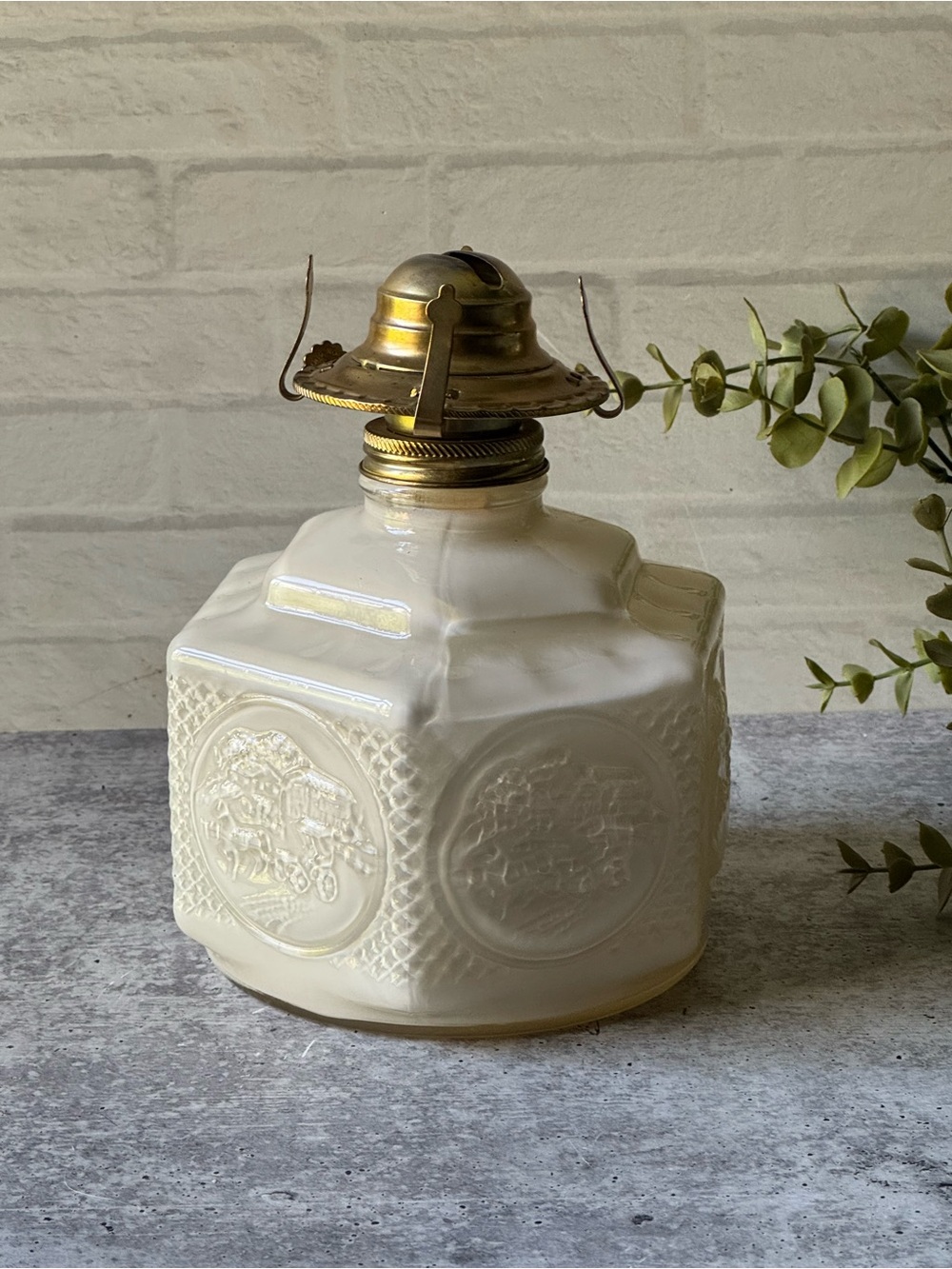 Vintage Lamplight Farms Milk Glass White Oil Lamp Kerosene Lamps Horse and Buggy - Picture 4 of 7